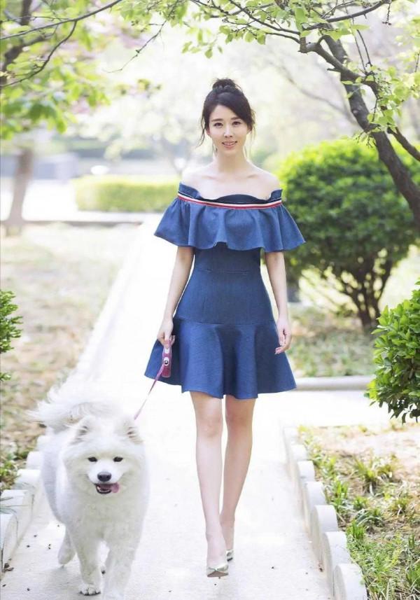 顏丹晨不愧是氣質女神，一字肩連衣裙優雅溫柔，遛狗的神情好迷人