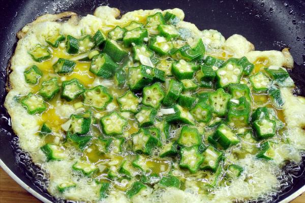 炒秋葵，切完再焯水，還是焯水後再切？別搞錯了，不然營養易流失