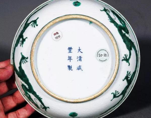 瓷器上扭動的龍