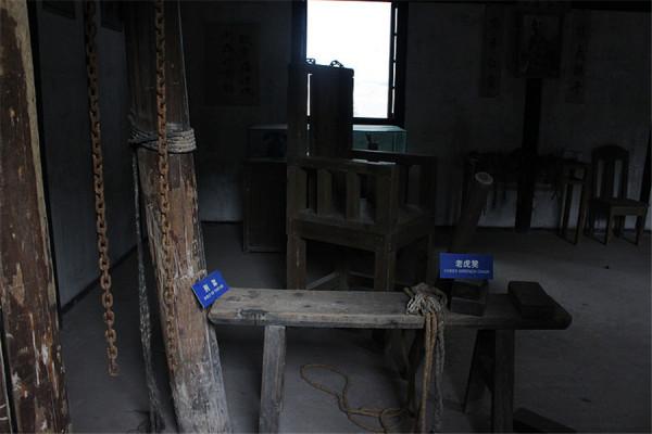 1981年，白公館一位老太看著牆上照片痛哭，遊客才知她是英烈遺孀