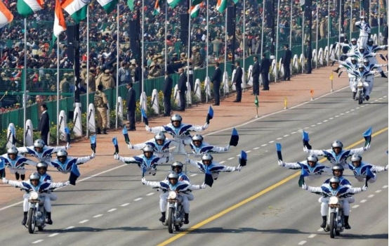 一輛摩托車能坐六十人？不要再嘲笑印度人了，他們可不只有雜耍