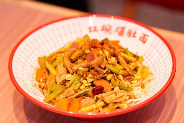 河南燴麵貴到吃不起?12元一碗的爆肚面,簡直麵館界的蜜雪冰城 河南燴麵貴到吃不起?12元一碗的爆肚面,簡直麵館界的蜜雪冰城