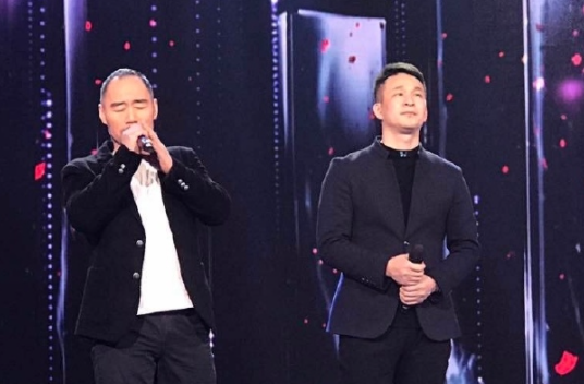 旭日陽剛落魄街頭擺攤,賣力演唱無人理,唱汪峰名曲被嘲沒錢了 旭日陽剛落魄街頭擺攤,賣力演唱無人理,唱汪峰名曲被嘲沒錢了