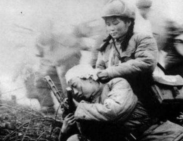 揹著黃繼光遺體下戰場！羅西成回憶：胸部、肚皮基本都被炸沒了