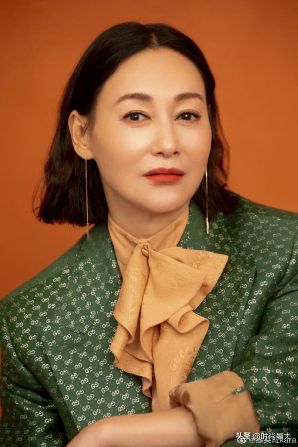 61歲的惠英紅這麼穿，絲毫不輸小她37歲的劉雨昕