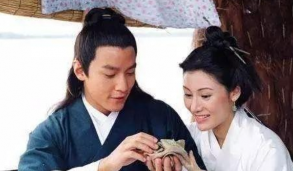 杜十娘死前怒扔百寶箱，並非因為李甲拋棄她，更多的是一種無奈