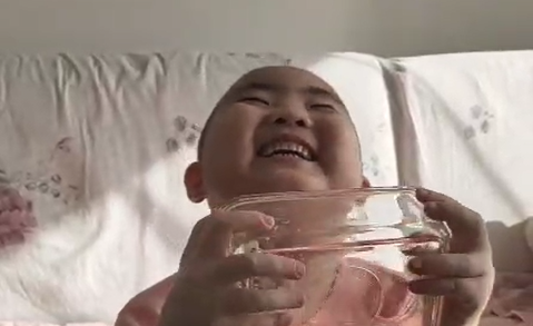 5歲女童苦苦哀求:“媽媽,不要留我一個人!” 5歲女童苦苦哀求:“媽媽,不要留我一個人!”