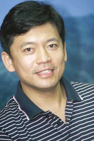 何政軍：錯過鞏俐娶初戀為妻，出道多年無緋聞，父親身份不一般