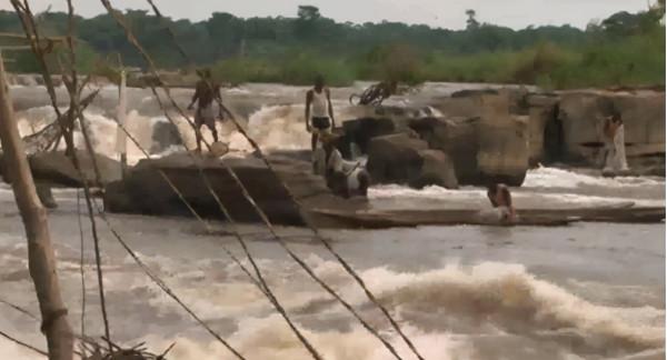 非洲玩命貨船,在剛果河上載2000人,隨時都要翻船 非洲玩命貨船,在剛果河上載2000人,隨時都要翻船