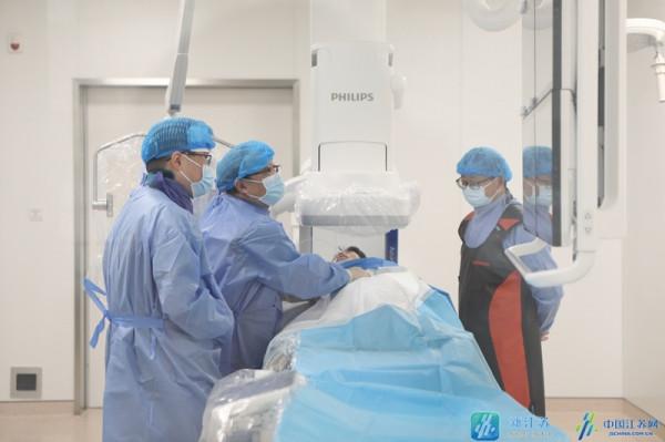 “漸凍人”無法吞嚥 在肚子上打個孔終於吃上“飯”了