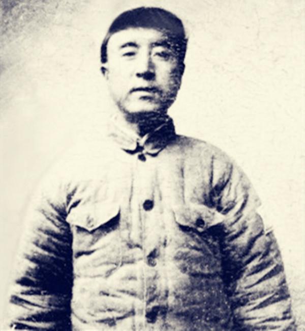 敵人都進村了八路還沒察覺仍在出操，鬼子指揮官見狀說：必有埋伏