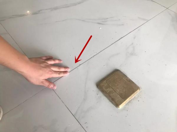 樓下一開空調，我家地板就出水，網友：別吱聲，你家可以蹭空調了