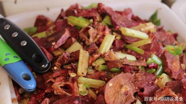 山東夫妻賣良心食品，8元一人38道菜隨便吃，食客直呼便宜求漲價