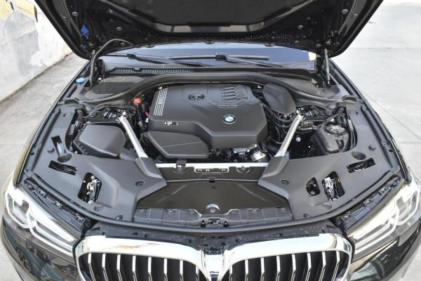 德系豪華C級車，標配2.0T+8AT，入門版都是後驅，寶馬5系香不香？