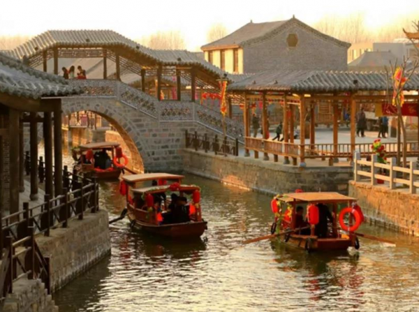 山東耗資5億建造“假古城”,剛開業就成熱門景點,門票卻惹爭議 山東耗資5億建造“假古城”,剛開業就成熱門景點,門票卻惹爭議