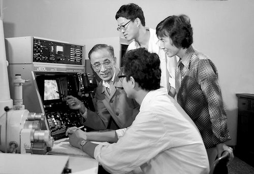 為回國他絕食與美國抗議,8年後煉出我國首塊鈦錠 為回國他絕食與美國抗議,8年後煉出我國首塊鈦錠