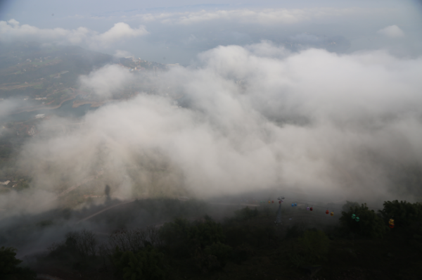 坐索道，觀雲海