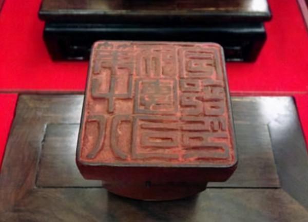 2016年，江蘇一女兒翻出父親日軍大印，解放軍6輛坦克迎接，為何