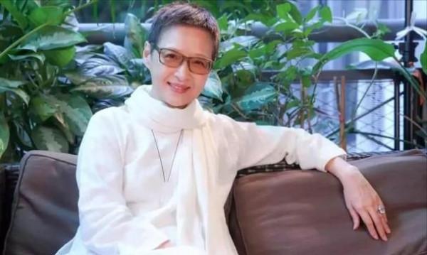 美了一輩子的胡因夢，68歲剪“男人頭”風韻不減，前衛時尚又幹練