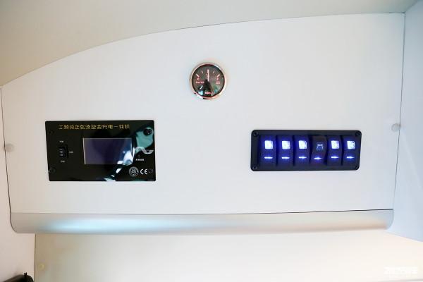 少女心配蒂芙尼藍，嫩你一臉，網紅小姐姐訂製款大通V90房車