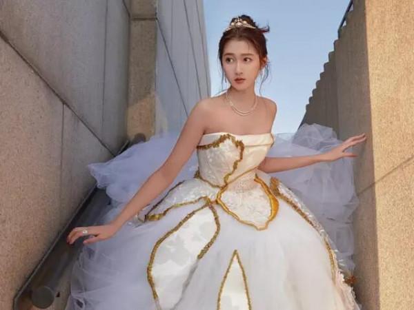 跨年禮服內卷現場：楊冪楊穎拼公主風，關曉彤走國際線，唐嫣貴氣