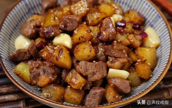 一頓飯：孜然土豆牛肉粒+毛血旺