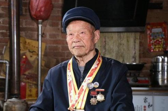 山東老農隱藏功名72年，被意外發現時，功臣牌匾竟用來壓糧缸