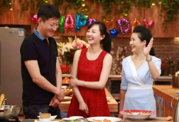 兩人因戲生情，婚後6年生3胎，丈夫片約不斷，被稱&OpenCurlyDoubleQuote;螢幕硬漢&rdquo;