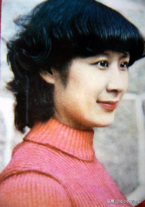 蘇小明：一首《軍港之夜》爆紅，巔峰時隱退出國，如今過得如何？