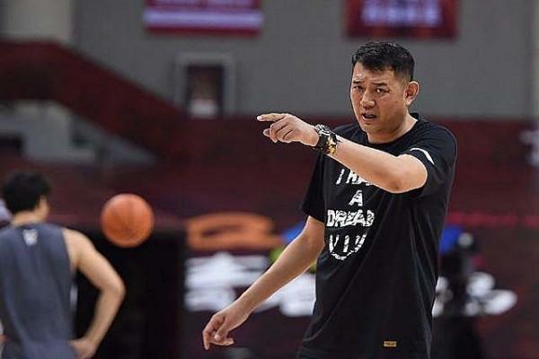 中國籃球金童玉女鞏曉彬李昕，9年前戀愛無結果，最後各自嫁娶