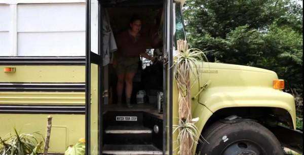 美國夫妻不願當房奴,花2千美元買輛廢棄大巴改裝成房子 美國夫妻不願當房奴,花2千美元買輛廢棄大巴改裝成房子