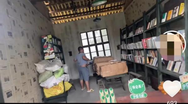 嚮往的生活5蘑菇屋現狀，圖書館被廢棄，屋裡一片狼藉，木屋發黴