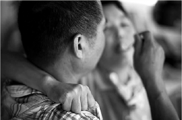 50歲的浙江農村男人經常親他老婆，知道真相後大家眼睛哭紅