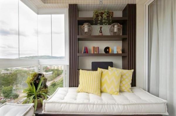 休閒陽臺靠邊抬高,能當沙發能當床,這一小塊地方我能待上一整天 休閒陽臺靠邊抬高,能當沙發能當床,這一小塊地方我能待上一整天