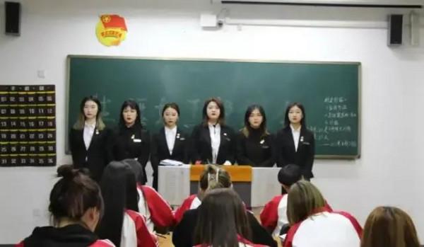 小學生女班長“挑戰”大學生張美玉