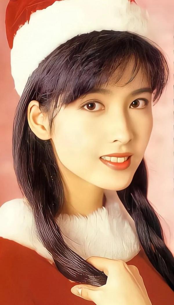 年輕時候的周慧敏也是一個大美人兒，長相給人一種很舒服的感覺