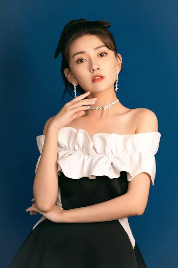 梁潔兩種風格的連衣裙，各有各的美，氣質溫文爾雅真是太美了