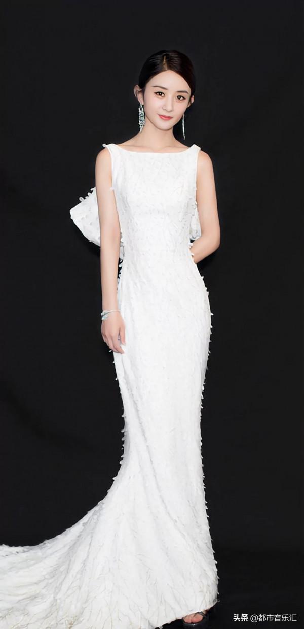 趙麗穎衣著簡樸自信大方，五官跟現在一樣沒變化