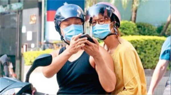 曾沛慈被拍與陌生男逛街,大方公佈戀情,男方身材健壯樣貌一般 曾沛慈被拍與陌生男逛街,大方公佈戀情,男方身材健壯樣貌一般