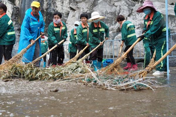 河南洛陽：工作人員修復龍門石窟