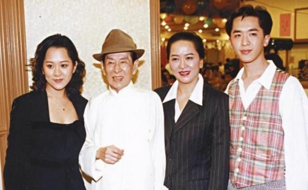 54歲的鄧兆尊:8億身家不婚不育,對3個相貌普通的女友一視同仁 54歲的鄧兆尊:8億身家不婚不育,對3個相貌普通的女友一視同仁