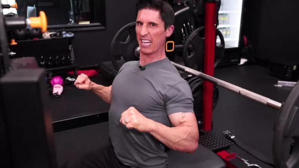 只需1個徒手自重動作，立馬提高「臥推」表現、還能預防傷病