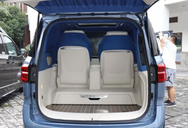 航空座椅+星空頂,價格直逼別克GL8,上汽大通G20 PLUS四座上市 航空座椅+星空頂,價格直逼別克GL8,上汽大通G20 PLUS四座上市