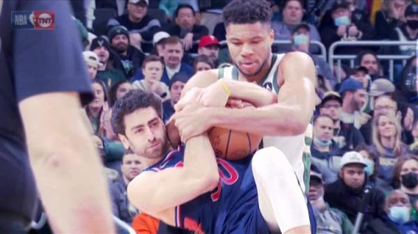 科克馬茨談被字母連人帶球抱起：這就是籃球比賽 看起來很有趣