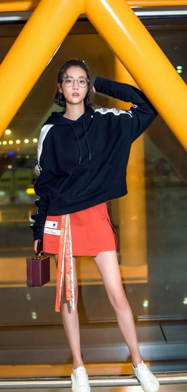 有喜歡李溪芮的嗎?挺漂亮的,就是不愛笑 有喜歡李溪芮的嗎?挺漂亮的,就是不愛笑