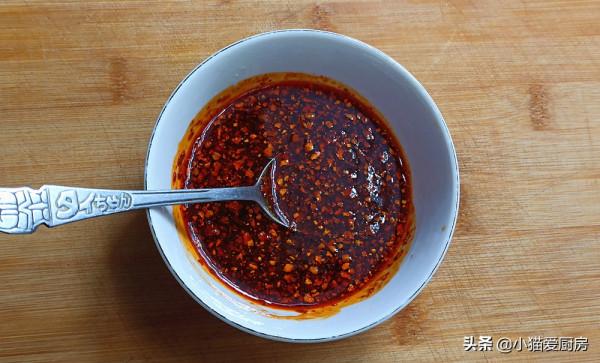 教你簡單快速醃辣白菜做法，成菜酸甜，香辣爽口，醃製完就可以吃