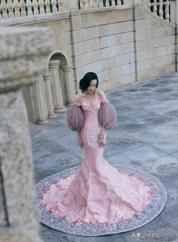 你可以永遠相信迪麗熱巴的紅毯造型