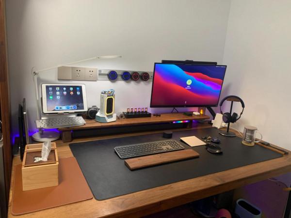 閒暇時刻收拾的桌面，燈光&plus;音效&plus;理線佈置