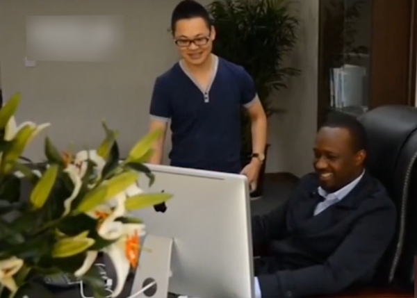 這個黑人在中國做生意成億萬富翁後,竟放棄當老闆,來報答中國 這個黑人在中國做生意成億萬富翁後,竟放棄當老闆,來報答中國