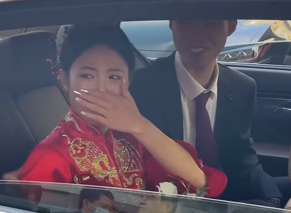 河北一新娘出嫁當天全程忍著不哭,準備離開時眼淚再也繃不住了 河北一新娘出嫁當天全程忍著不哭,準備離開時眼淚再也繃不住了
